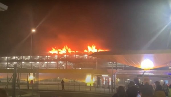 ПОЖАР ЗАХВАТИО АЕРОДРОМ: Отказани сви летови из Лондона ПОЖАР ЗАХВАТИО АЕРОДРОМ: Отказани сви летови из Лондона
