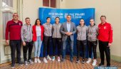 НА ПРИЈЕМУ У ГРАДСКОЈ КУЋИ : Рукометашице Србије гошће Зрењанина (ФОТО) НА ПРИЈЕМУ У ГРАДСКОЈ КУЋИ : Рукометашице Србије гошће Зрењанина (ФОТО)