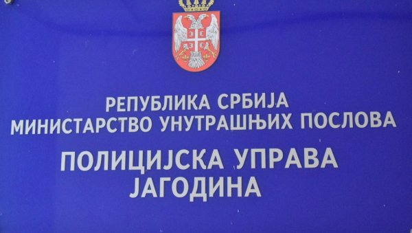 УКРАЛИ ТРИ И ПО МИЛОНА ДИНАРА: Разбојници разбили стакло на аутомобилу и отели ранац са новцем УКРАЛИ ТРИ И ПО МИЛОНА ДИНАРА: Разбојници разбили стакло на аутомобилу и отели ранац са новцем