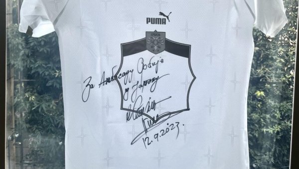 ЈАПАНЦИ ЧИТАЈУ И ЋИРИЛИЦУ КАДА ПИШЕ ПИКСИ: У нашој амбасади у Токију на видном месту дрес Србије, поклон селектора Драгана Стојковића ЈАПАНЦИ ЧИТАЈУ И ЋИРИЛИЦУ КАДА ПИШЕ ПИКСИ: У нашој амбасади у Токију на видном месту дрес Србије, поклон селектора Драгана Стојковића