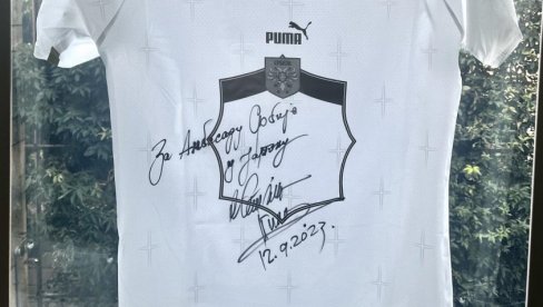 JAPANCI ČITAJU I ĆIRILICU KADA PIŠE PIKSI: U našoj ambasadi u Tokiju na vidnom mestu dres Srbije, poklon selektora Dragana Stojkovića JAPANCI ČITAJU I ĆIRILICU KADA PIŠE PIKSI: U našoj ambasadi u Tokiju na vidnom mestu dres Srbije, poklon selektora Dragana Stojkovića