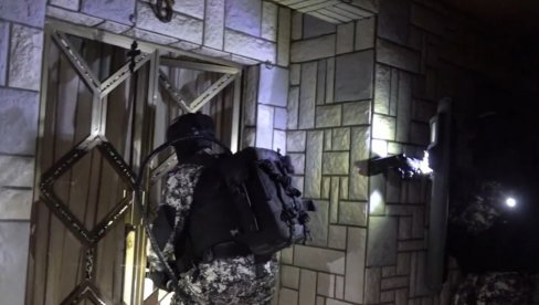 POLICIJA OBARA MUŠKARCA I STAVLJA MU LISICE: Snimak hapšenja kriminalne grupe u Loznici osumnjičene za trgovinu ljudima POLICIJA OBARA MUŠKARCA I STAVLJA MU LISICE: Snimak hapšenja kriminalne grupe u Loznici osumnjičene za trgovinu ljudima