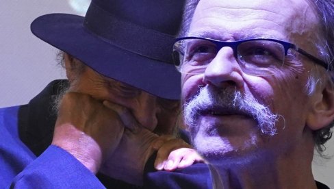 BOŽOVIĆ LJUBIO LAUŠEVU RUKU: Prizor koji steže grudi - najemotivnija scena sa premijere Heroja Halijarda (FOTO) BOŽOVIĆ LJUBIO LAUŠEVU RUKU: Prizor koji steže grudi - najemotivnija scena sa premijere Heroja Halijarda (FOTO)