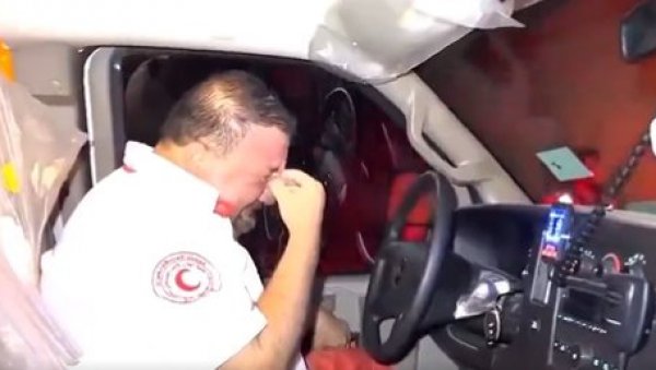 ЈЕЦАЈИ И СУЗЕ ВОЗАЧА ХИТНЕ ПОМОЋИ ИЗ ГАЗЕ: Снимак човека сломљеног од туге и патње потресао људе широм света (ФОТО/ВИДЕО) ЈЕЦАЈИ И СУЗЕ ВОЗАЧА ХИТНЕ ПОМОЋИ ИЗ ГАЗЕ: Снимак човека сломљеног од туге и патње потресао људе широм света (ФОТО/ВИДЕО)