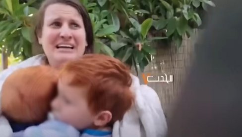 SNIMAK TERA SUZE NA OČI: Tri generacije porodice otete, majka drži decu u naručju dok ih borci Hamasa odvode sa sobom (VIDEO) SNIMAK TERA SUZE NA OČI: Tri generacije porodice otete, majka drži decu u naručju dok ih borci Hamasa odvode sa sobom (VIDEO)
