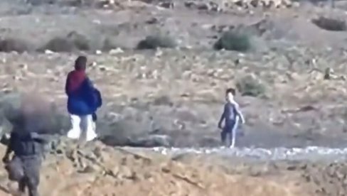 HAMAS PUSTIO ŽENU I DVOJE DECE IZ ZAROBLJENIŠTVA: Potresan snimak obilazi svet (VIDEO) HAMAS PUSTIO ŽENU I DVOJE DECE IZ ZAROBLJENIŠTVA: Potresan snimak obilazi svet (VIDEO)