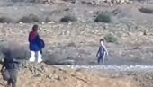 HAMAS PUSTIO ŽENU I DVOJE DECE IZ ZAROBLJENIŠTVA: Potresan snimak obilazi svet (VIDEO) HAMAS PUSTIO ŽENU I DVOJE DECE IZ ZAROBLJENIŠTVA: Potresan snimak obilazi svet (VIDEO)