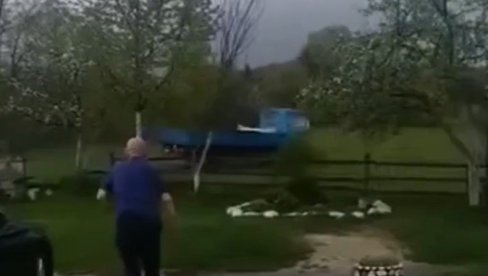 NAJJAČI SMO NAROD: Hit snimak nasmejao region - Kamion pobegao sa šlepera, ljudi ga jurili po njivi (VIDEO) NAJJAČI SMO NAROD: Hit snimak nasmejao region - Kamion pobegao sa šlepera, ljudi ga jurili po njivi (VIDEO)