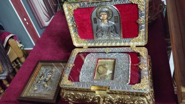 ПОГЛЕДАЈТЕ КАКО ИЗГЛЕДАЈУ МОШТИ СВЕТЕ ПЕТКЕ: У овом граду у Србији се моле поред светиње у великом храму (ФОТО) ПОГЛЕДАЈТЕ КАКО ИЗГЛЕДАЈУ МОШТИ СВЕТЕ ПЕТКЕ: У овом граду у Србији се моле поред светиње у великом храму (ФОТО)