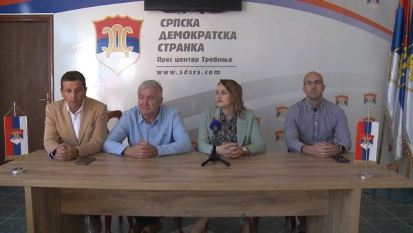 РАСКОЛ ПРЕДСТВАНИКА ОПОЗИЦИЈЕ У ТРЕБИЊУ: Почело јединствено, завршило се разлазом РАСКОЛ ПРЕДСТВАНИКА ОПОЗИЦИЈЕ У ТРЕБИЊУ: Почело јединствено, завршило се разлазом