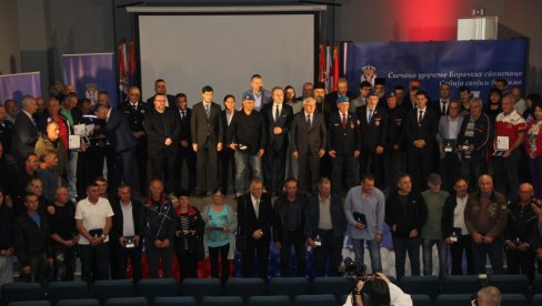 U MEROŠINU STIGLO 87 BORAČKIH SPOMENICA , PET PALIM BORCIMA: Ministar Selaković dodelio priznanja borcima, invalidima i porodicama poginulih U MEROŠINU STIGLO 87 BORAČKIH SPOMENICA , PET PALIM BORCIMA: Ministar Selaković dodelio priznanja borcima, invalidima i porodicama poginulih