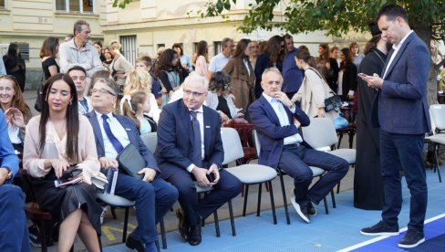 NIMALO OBIČNO MESTO: Čak je i američki ambasador Kristofer Hil došao na otvaranje ovog terena u Srbiji (FOTO) NIMALO OBIČNO MESTO: Čak je i američki ambasador Kristofer Hil došao na otvaranje ovog terena u Srbiji (FOTO)