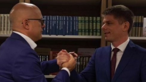 DOBRO DOŠAO U SNS PORODICU: Arno Gujon postao novi član Srpske napredne stranke (FOTO) DOBRO DOŠAO U SNS PORODICU: Arno Gujon postao novi član Srpske napredne stranke (FOTO)