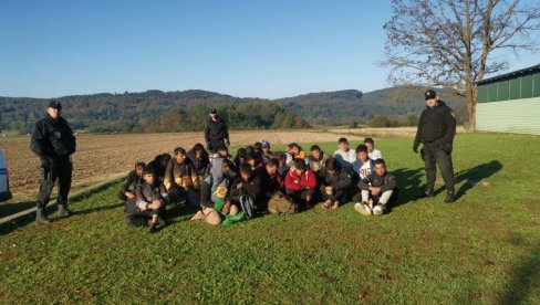 DRŽAVLJANI SRBIJE UHAPŠENI U HRVATSKOJ: Policija kod Siska sprečila krijumčarenje ilegalnih migranata DRŽAVLJANI SRBIJE UHAPŠENI U HRVATSKOJ: Policija kod Siska sprečila krijumčarenje ilegalnih migranata