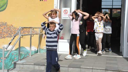 EDUKACIJA GLAVU ČUVA: U kraljevačkim školama održana vežba evakuacije u slučaju zemljotresa EDUKACIJA GLAVU ČUVA: U kraljevačkim školama održana vežba evakuacije u slučaju zemljotresa