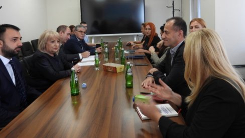 PRAVA ZAPOSLENIH U VRTIĆIMA: Ministarka prosvte potpisala ugovor sa sindikatima predškolaca PRAVA ZAPOSLENIH U VRTIĆIMA: Ministarka prosvte potpisala ugovor sa sindikatima predškolaca