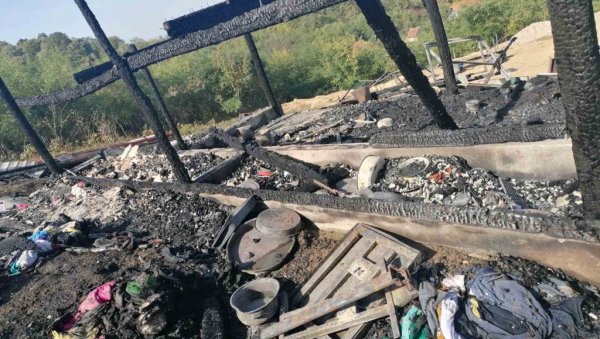 ПОРОДИЦА БОЈИЋ ОСТАЛА БЕЗ ДОМА: Пожар код Лознице, изгорела кућа, девојчица задобила опекотине (ФОТО) ПОРОДИЦА БОЈИЋ ОСТАЛА БЕЗ ДОМА: Пожар код Лознице, изгорела кућа, девојчица задобила опекотине (ФОТО)