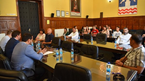 СТИПЕНДИЈЕ ОСНОВЦИМА И СРЕДЊОШКОЛЦИМА: Потписана решења о додели за најбоље ђаке у Бијељини СТИПЕНДИЈЕ ОСНОВЦИМА И СРЕДЊОШКОЛЦИМА: Потписана решења о додели за најбоље ђаке у Бијељини