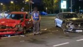 TEŠKA SAOBRAĆAJKA NA NOVOM BEOGRADU: Automobili potpuno smrskani, policija izašla na lice mesta (FOTO)