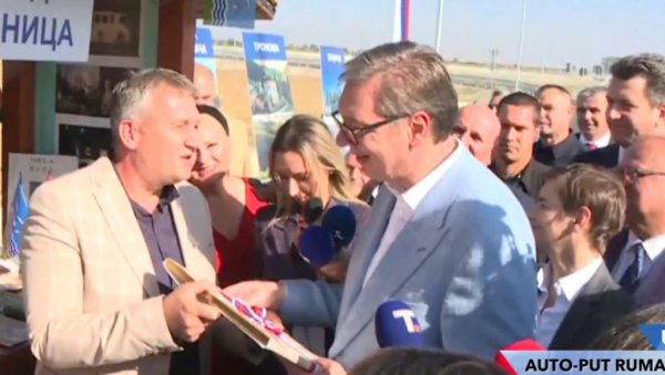 ДИВНИ ПОКЛОНИ ЗА ВУЧИЋА: Азбука у златовезу и специјална честитка од најмлађих (ФОТО) ДИВНИ ПОКЛОНИ ЗА ВУЧИЋА: Азбука у златовезу и специјална честитка од најмлађих (ФОТО)