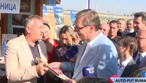 ДИВНИ ПОКЛОНИ ЗА ВУЧИЋА: Азбука у златовезу и специјална честитка од најмлађих (ФОТО) ДИВНИ ПОКЛОНИ ЗА ВУЧИЋА: Азбука у златовезу и специјална честитка од најмлађих (ФОТО)