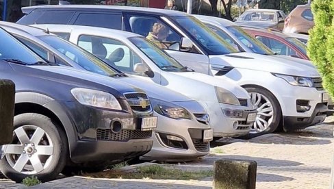 CENA PRAVA SITNICA Božićeva: Dragana Rakić u obilasku stranačkih štandova u Plandištu u autu od “tričavih” 100.000 evra (FOTO) CENA PRAVA SITNICA Božićeva: Dragana Rakić u obilasku stranačkih štandova u Plandištu u autu od “tričavih” 100.000 evra (FOTO)