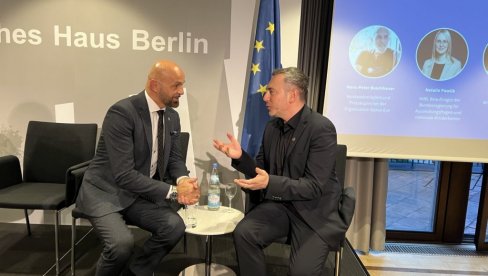 TESLIĆ PREDSTAVLJA GDE GOD KRENE: Miroslav Kojadinović u Nemačkoj, na konferenciji o energetskoj efikasnosti TESLIĆ PREDSTAVLJA GDE GOD KRENE: Miroslav Kojadinović u Nemačkoj, na konferenciji o energetskoj efikasnosti
