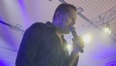 PARČE NEBA: Aco Pejović u Užicu podigao publiku na noge (FOTO/VIDEO) PARČE NEBA: Aco Pejović u Užicu podigao publiku na noge (FOTO/VIDEO)