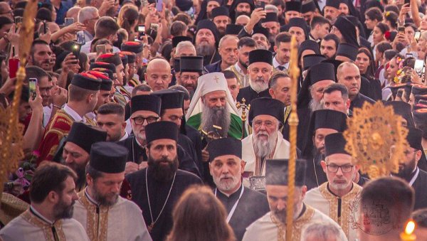 МОЛИТВЕ ЗА СРБЕ НА КИМ И СТРАДАЛНИКЕ У ЈЕРУСАЛИМУ: Патријарх Порфирије вечерас у Подгорици (ФОТО/ВИДЕО) МОЛИТВЕ ЗА СРБЕ НА КИМ И СТРАДАЛНИКЕ У ЈЕРУСАЛИМУ: Патријарх Порфирије вечерас у Подгорици (ФОТО/ВИДЕО)