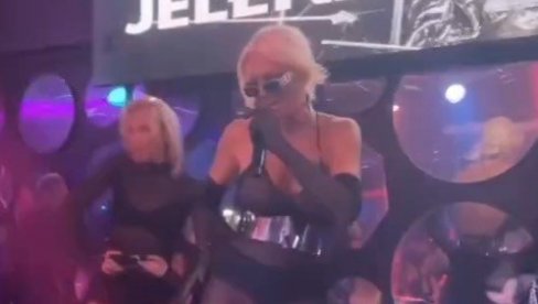 ONA MU SE OBRATILA: Jelena Karleuša objavila video snimak na Instagramu, Đani oduševljen njenim plesom (VIDEO) ONA MU SE OBRATILA: Jelena Karleuša objavila video snimak na Instagramu, Đani oduševljen njenim plesom (VIDEO)