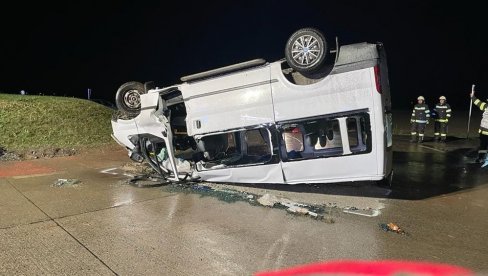 PREVRNUO SE MINIBUS PUN RADNIKA: Osam osoba teško povređeno u Manersdorfu, vatrogasci sekli vozilo i izvlačili ljude (FOTO) PREVRNUO SE MINIBUS PUN RADNIKA: Osam osoba teško povređeno u Manersdorfu, vatrogasci sekli vozilo i izvlačili ljude (FOTO)