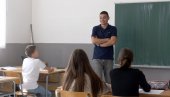 ЗНАЊЕ БЕЗ РЕПОВАЊА: Хипхопер Душан Копривица ради у школи као професор историје ЗНАЊЕ БЕЗ РЕПОВАЊА: Хипхопер Душан Копривица ради у школи као професор историје