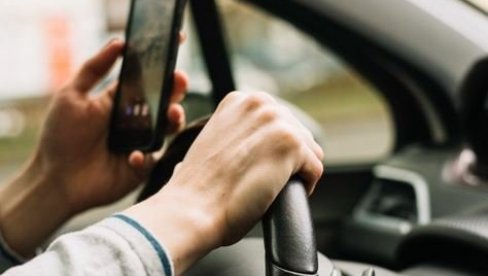 FOKUSIRAJTE PAŽNJU NA SVOJU BEZBEDNOST MUP: 3.830 vozača sankcionisano zbog nepropisne upotrebe mobilnog telefona FOKUSIRAJTE PAŽNJU NA SVOJU BEZBEDNOST MUP: 3.830 vozača sankcionisano zbog nepropisne upotrebe mobilnog telefona