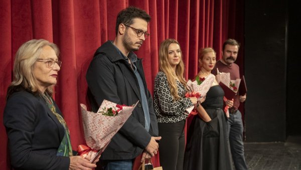НАЈБОЉИ ОЧЕВИ И ОЦИ: На фестивалу Вршачка позоришна јесен победила представа у режији Вељка Мићуновића НАЈБОЉИ ОЧЕВИ И ОЦИ: На фестивалу Вршачка позоришна јесен победила представа у режији Вељка Мићуновића