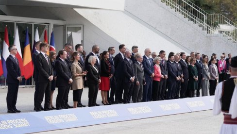 BRNABIĆEVA NIJE ODBILA DA SE FOTOGRAFIŠE SA LIDERIMA U TIRANI: Opozicioni mediji opet plasiraju neistine (FOTO) BRNABIĆEVA NIJE ODBILA DA SE FOTOGRAFIŠE SA LIDERIMA U TIRANI: Opozicioni mediji opet plasiraju neistine (FOTO)