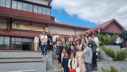 OSETILI DAMARE ISTORIJE I RANE ZBOG POGROMA: Članovi Društva za srpski jezik i književnost održali seminar u Štrpcu na Kosmetu OSETILI DAMARE ISTORIJE I RANE ZBOG POGROMA: Članovi Društva za srpski jezik i književnost održali seminar u Štrpcu na Kosmetu