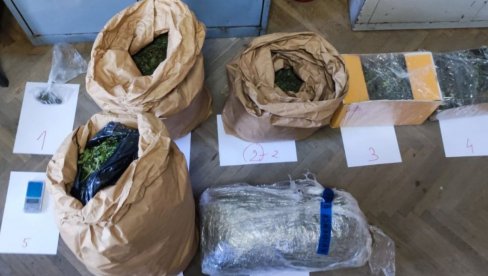 ZAPLENILI 34 KILOGRAMA MARIHUANE: U Novom Sadu uhapšeni M.T. (39) i M.V. (44) osumnjičene za trgovinu drogom ZAPLENILI 34 KILOGRAMA MARIHUANE: U Novom Sadu uhapšeni M.T. (39) i M.V. (44) osumnjičene za trgovinu drogom