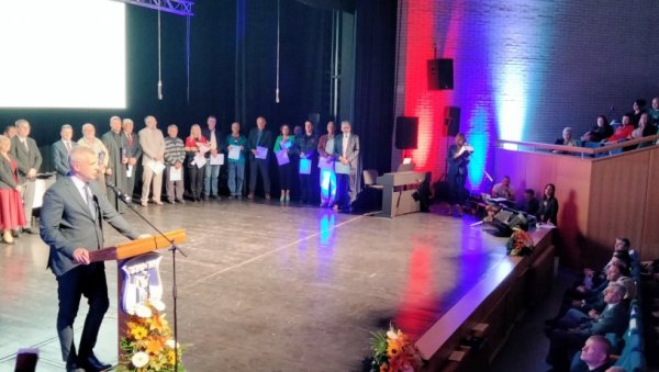 ПРИЗНАЊА ПОДСТРЕК ЗА НОВА УЛАГАЊА : Житељи Беочина обележили свој дан (ФОТО) ПРИЗНАЊА ПОДСТРЕК ЗА НОВА УЛАГАЊА : Житељи Беочина обележили свој дан (ФОТО)