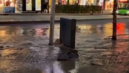 BARA NA TERAZIJAMA: Pukla vodovodna cev, pa napravila haos na ulici (VIDEO)