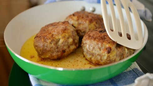 ЦАКА КОЈУ МНОГИ КУВАРИ КРИЈУ: Један састојак чини ћуфте укусним и сочним, готове за 20 минута, а нећете моћи да им одолите (ВИДЕО) ЦАКА КОЈУ МНОГИ КУВАРИ КРИЈУ: Један састојак чини ћуфте укусним и сочним, готове за 20 минута, а нећете моћи да им одолите (ВИДЕО)