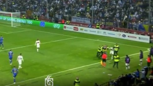 SKANDAL NA MEČU BiH - PORTUGAL: Navijač utrčao na teren i napao Kristijana Ronalda (VIDEO) SKANDAL NA MEČU BiH - PORTUGAL: Navijač utrčao na teren i napao Kristijana Ronalda (VIDEO)