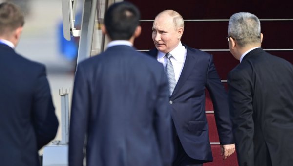 ПУТИН СТИГАО У АБУ ДАБИ: Следи састанак са Ел Нахјаном - са руским председником бројна делегација ПУТИН СТИГАО У АБУ ДАБИ: Следи састанак са Ел Нахјаном - са руским председником бројна делегација