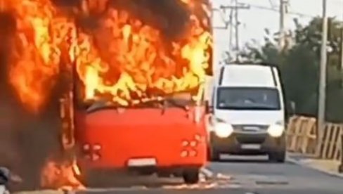 AUTOBUS BUKTINJA: Vatra progutala vozilo u Staroj Pazovi (VIDEO)