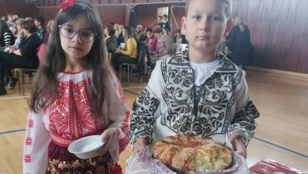 СВЕТСКИ ДАН ХЛЕБА: Румуни у Вршцу свечаност посветили најстаријем обичају гостопримства (ФОТО) СВЕТСКИ ДАН ХЛЕБА: Румуни у Вршцу свечаност посветили најстаријем обичају гостопримства (ФОТО)