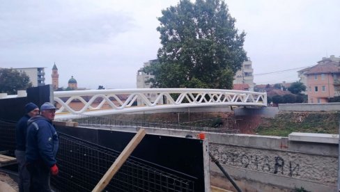 JOŠ JEDNA PASARELA PREMOSTILA CRNICU: Konstrukcija spuštena, slede finalni radovi (FOTO) JOŠ JEDNA PASARELA PREMOSTILA CRNICU: Konstrukcija spuštena, slede finalni radovi (FOTO)