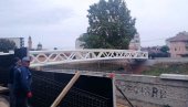 ЈОШ ЈЕДНА ПАСАРЕЛА ПРЕМОСТИЛА ЦРНИЦУ: Конструкција спуштена, следе финални радови (ФОТО) ЈОШ ЈЕДНА ПАСАРЕЛА ПРЕМОСТИЛА ЦРНИЦУ: Конструкција спуштена, следе финални радови (ФОТО)