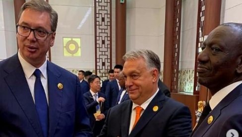 PRED SVEČANU VEČERU KOJU PRIREĐUJE SI: Vučić sa prijateljima - Bez obzira na deo sveta u kojem se sretnemo, razmenimo mišljenja... (FOTO) PRED SVEČANU VEČERU KOJU PRIREĐUJE SI: Vučić sa prijateljima - Bez obzira na deo sveta u kojem se sretnemo, razmenimo mišljenja... (FOTO)
