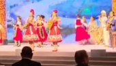 TAMO DALEKO ORI SE KINOM: Na večeri Vučića i Sija orkestar svira srpske pesme (VIDEO) TAMO DALEKO ORI SE KINOM: Na večeri Vučića i Sija orkestar svira srpske pesme (VIDEO)