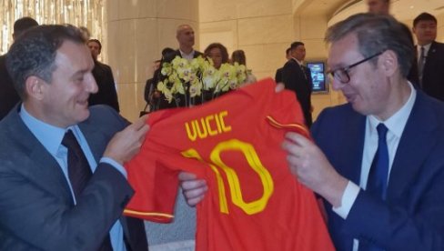 HVALA NA DIVNOM POKLONU Srpski Murinjo iznenadio predsednika Vučića (FOTO) HVALA NA DIVNOM POKLONU Srpski Murinjo iznenadio predsednika Vučića (FOTO)