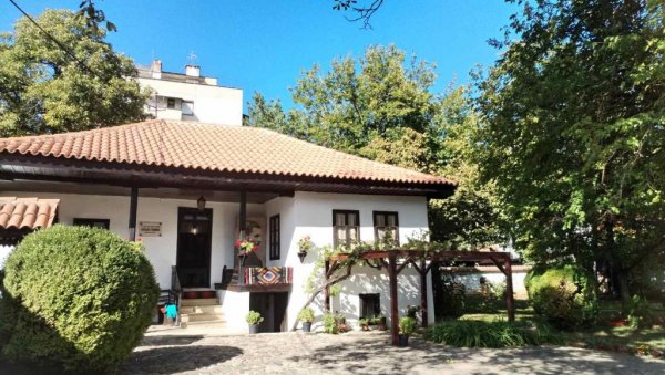 БОРИНУ ПИСАЉКУ НАШЛИ У ТРАВИ: Музеј кућа у Врању чува ретке експонате чувеног српског писца БОРИНУ ПИСАЉКУ НАШЛИ У ТРАВИ: Музеј кућа у Врању чува ретке експонате чувеног српског писца